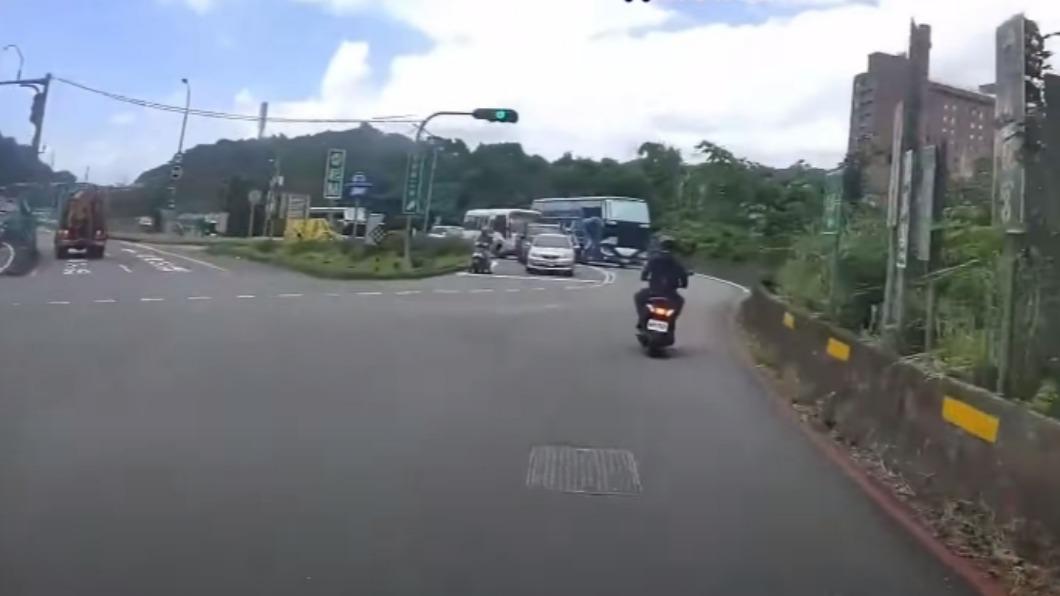 遊覽車上載滿了學童，行經台北新北交界的路上（圖／翻攝自WoWtchout - 地圖型行車影像分享平台）