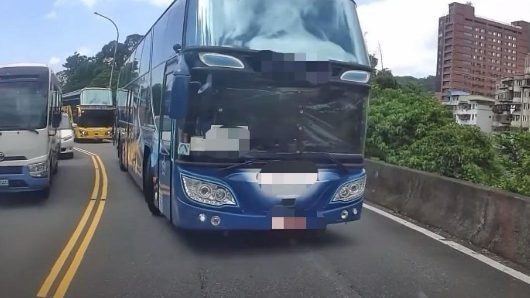 後面還有一部遊覽車跟著違規。（圖／翻攝自WoWtchout - 地圖型行車影像分享平台）