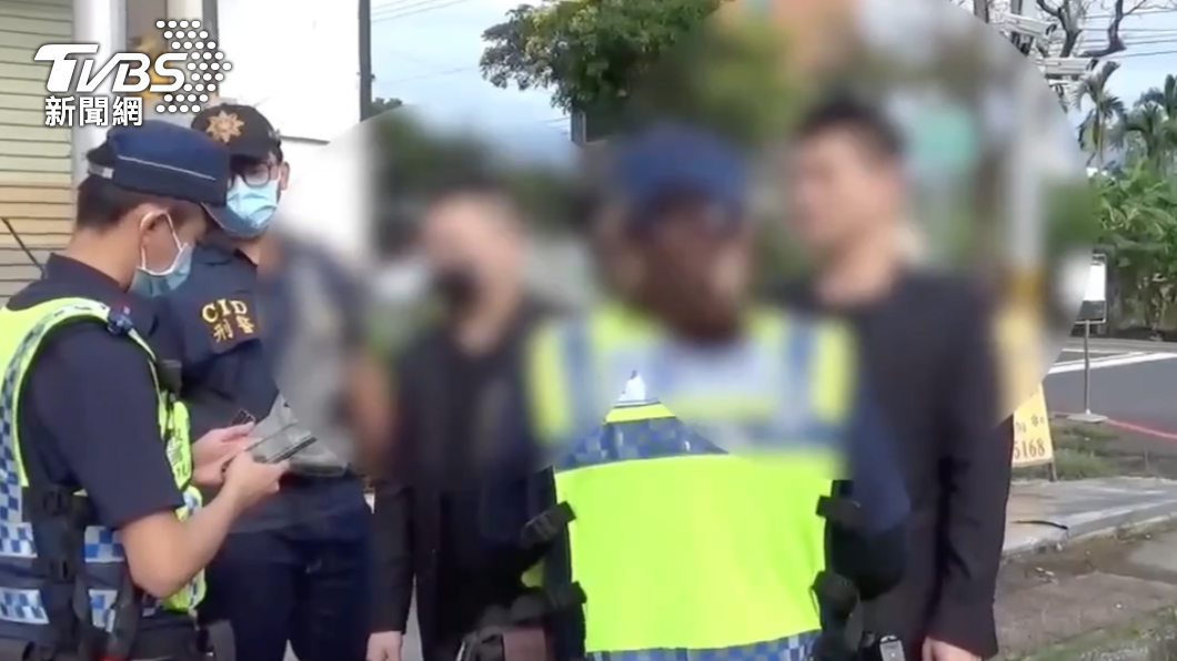 警方一一盤查身分。(圖/TVBS)
