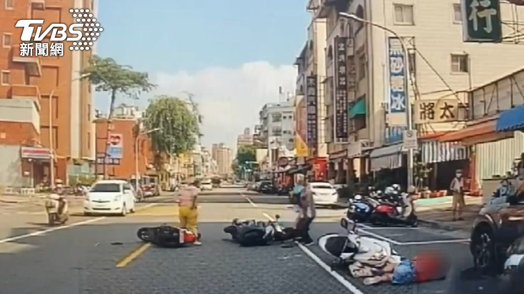 高雄阿姨撞路邊停車!機車閃避不及連環撞 四人躺地哀嚎