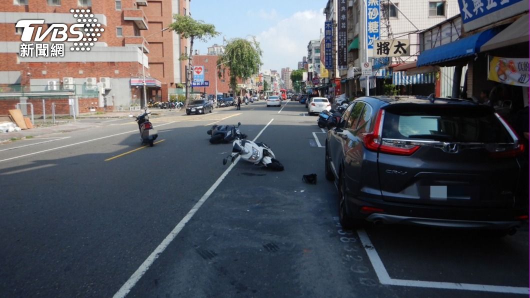 女騎士疑似未注意車前狀況,撞上沒有在停車格線內停好的轎車。(圖/TVBS)