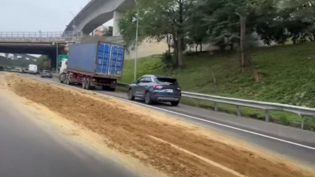 大量砂石散落國1北上楊梅路段!6車爆胎 肇事駕駛慘了