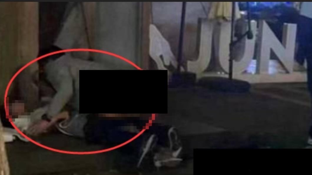 男子也不顧路人看著他的屁股,仍和女子交纏在一起。(圖/翻攝自網路)