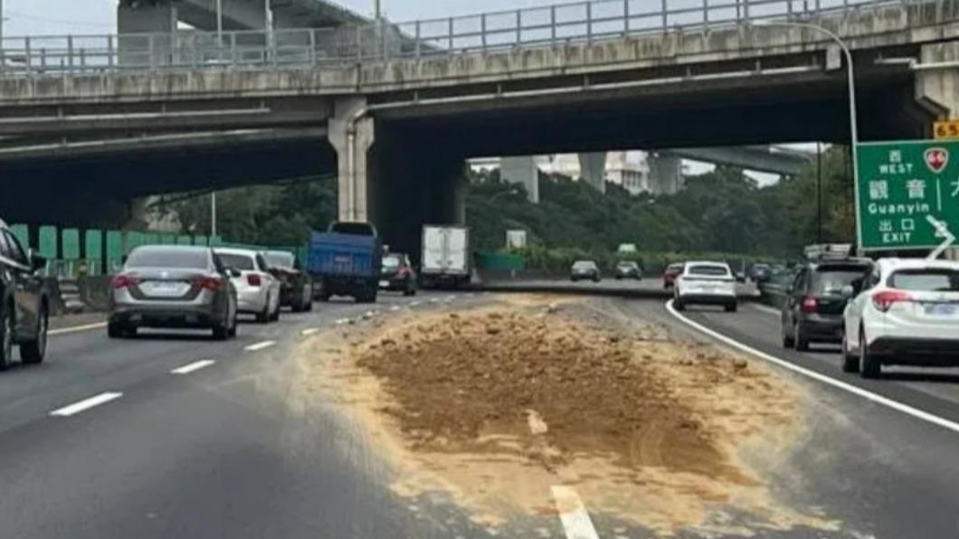 大量砂石散落在國道上。（圖／翻攝自記者爆料網）