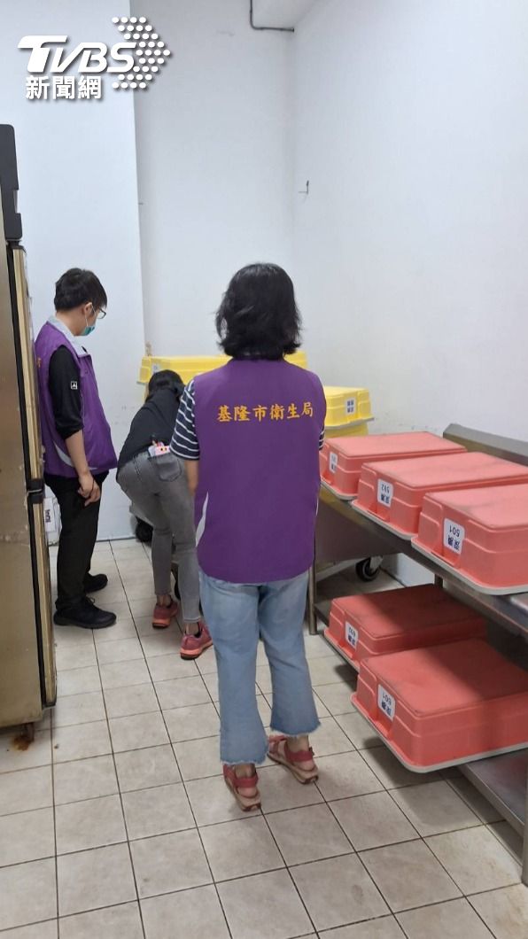 基隆市衛生局前往學校廚房抽查。（圖／TVBS）