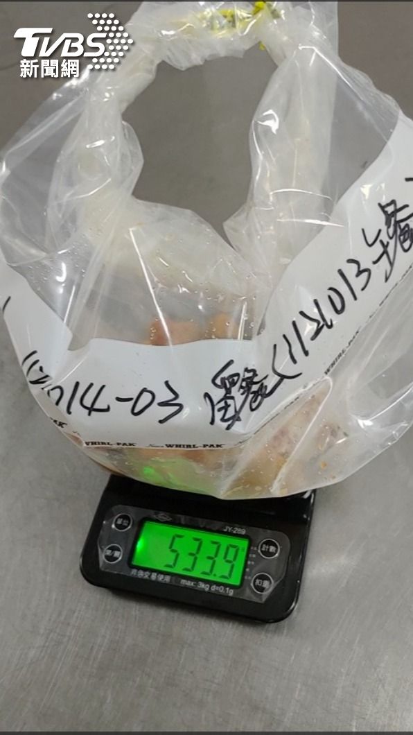 基隆市衛生局人員將留餐檢體送驗。（圖／TVBS）