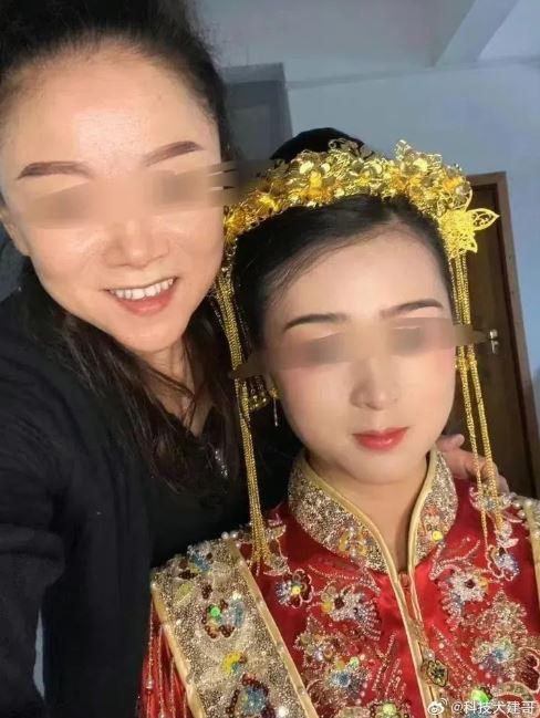 新秘和新娘最後合照。(圖/翻攝自微博)