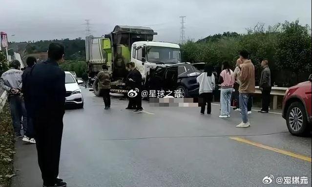 車禍現場,禮車內6人全數喪命。(圖/翻攝自微博)
