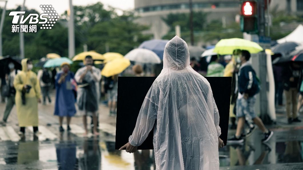 明大台北地區、東半部及北部山區會有短暫雨。(示意圖/shutterestock達志影像)