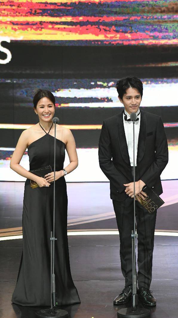 吳怡霈與松野高志一起頒獎。(圖/三立提供)