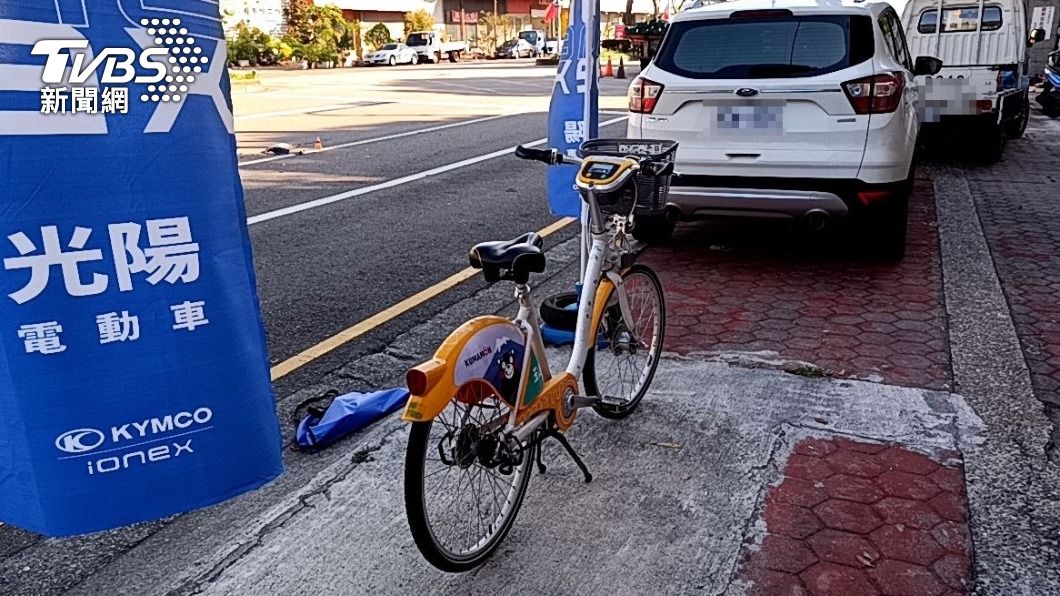 機車超車害他摔!台中YouBike騎士慘被後車輾爆頭