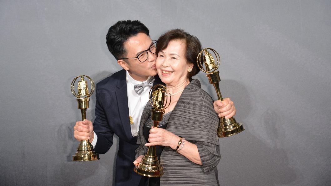 亡父忌日有保佑!溫士凱狂掃3廣播金鐘 親吻82歲「幸運女神」哭了