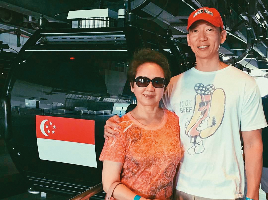 Tony(右)曾在IG上公開自己親生媽媽(左)的照片,根據過往報導顯示她姓高。(圖/翻攝自arhsieh IG)