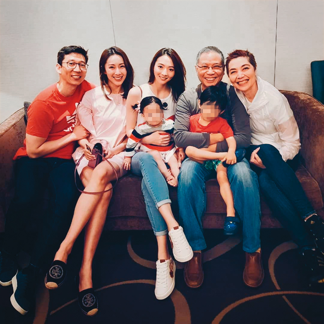 2018年謝沛恩(左三)的IG上,貼出她和隋棠(左二)與老公Tony(左一),以及賴佩霞(右一)與老公謝志鴻(右二)等人過新年的照片。(圖/翻攝自謝沛恩IG)