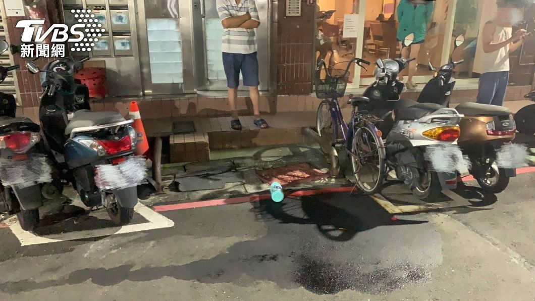 民宅外被人潑灑汽油縱火。(圖/TVBS)