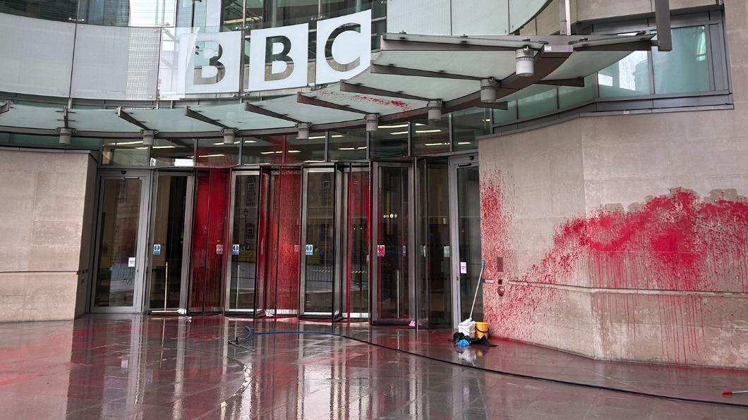 《BBC》總部遭潑紅漆 挺巴組織:他們散布謊言、手沾鮮血