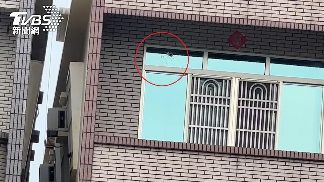 流彈波及宮廟旁的民宅。(圖/TVBS)