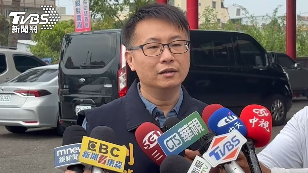 岡山分局偵查隊長陳正威說明案情。(圖/TVBS)
