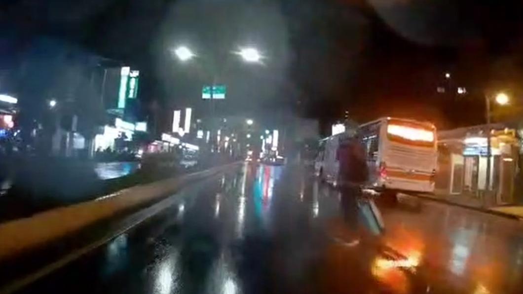 用生命過馬路？婦無視車流違規穿越馬路　挨轟移動神主牌