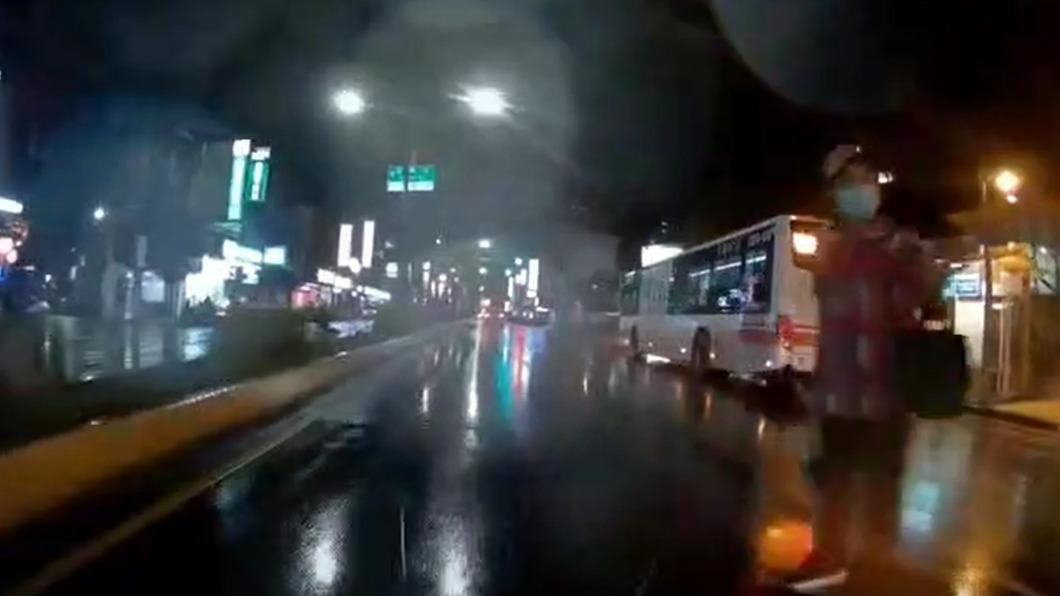 婦人違規穿越馬路,騎士緊急煞車才未撞上。(圖/翻攝重機車友 ❘ 各區路況天氣、資訊分享中心)