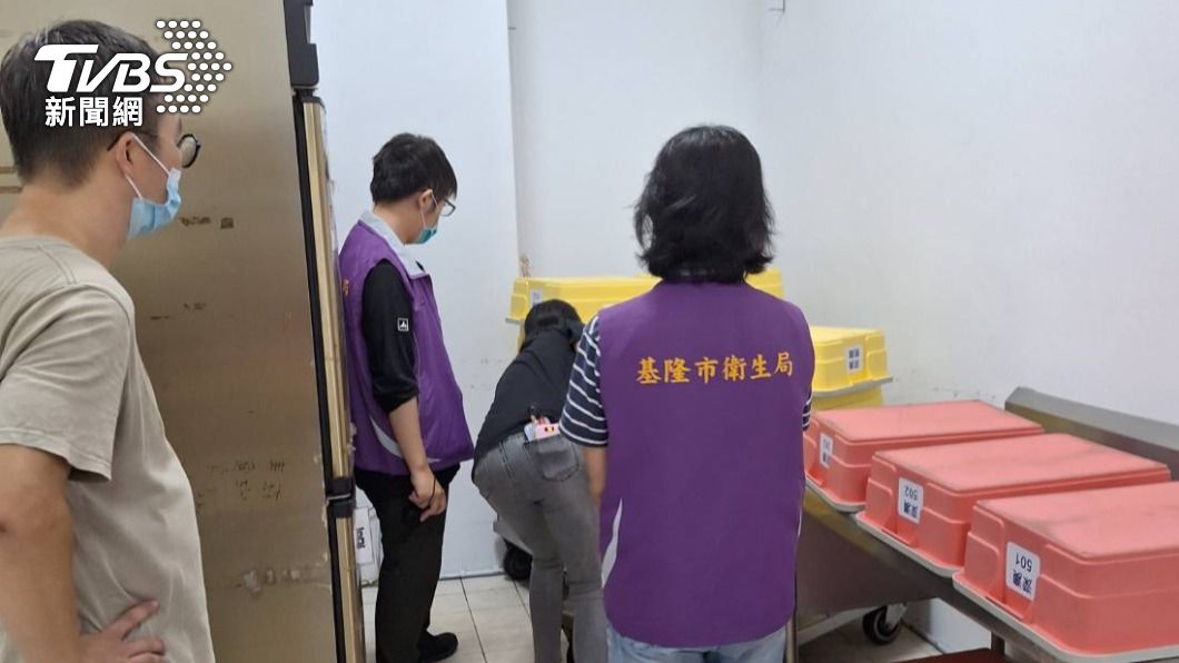 基隆市衛生局前往學校廚房抽查。(圖/TVBS)