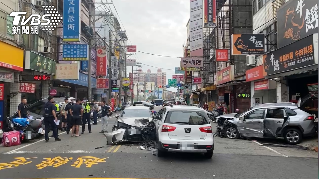 中壢連環撞車禍！名車高速逆向衝撞多車　11傷8送醫