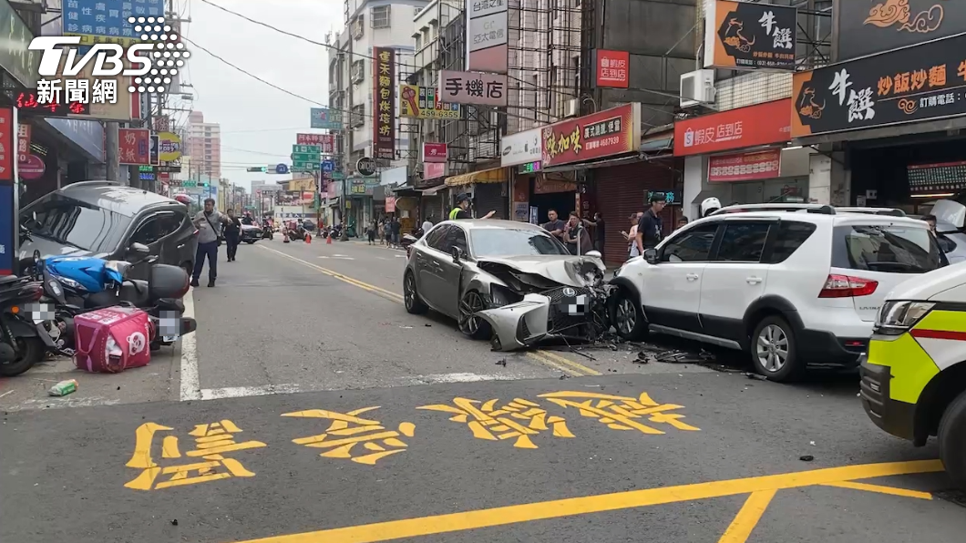 銀灰色轎車高速逆向行駛撞上白色轎車。(圖/TVBS)