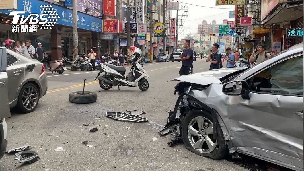 車禍造成車殼零件四散一地。(圖/TVBS)