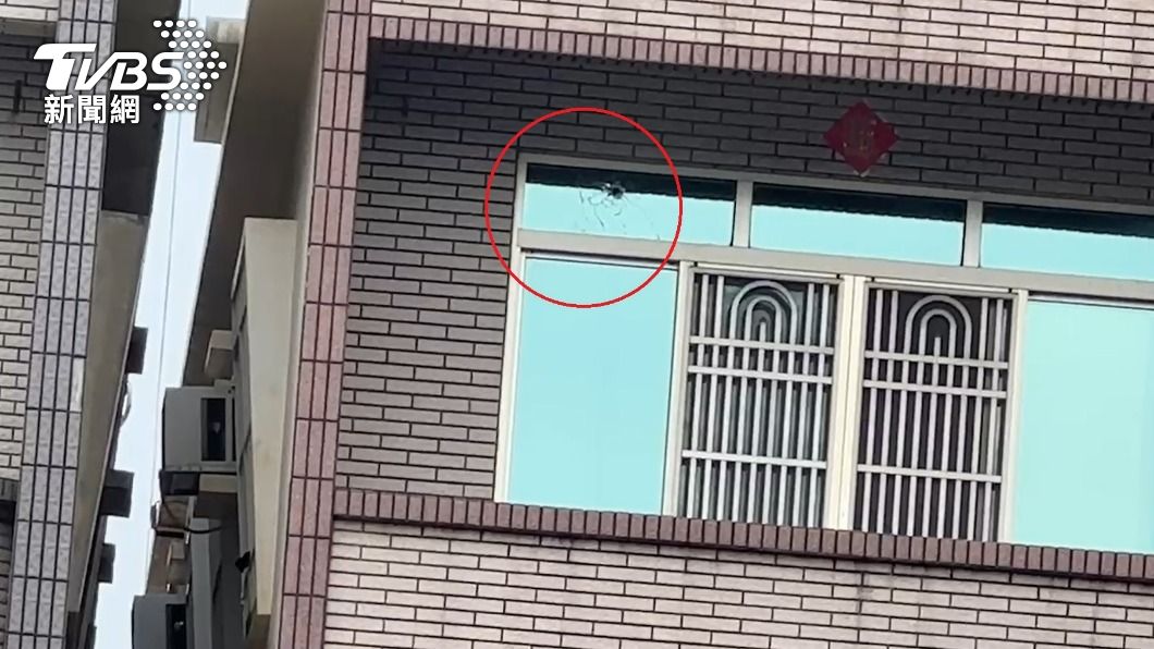 流彈擊中附近民宅的玻璃。（圖／TVBS）