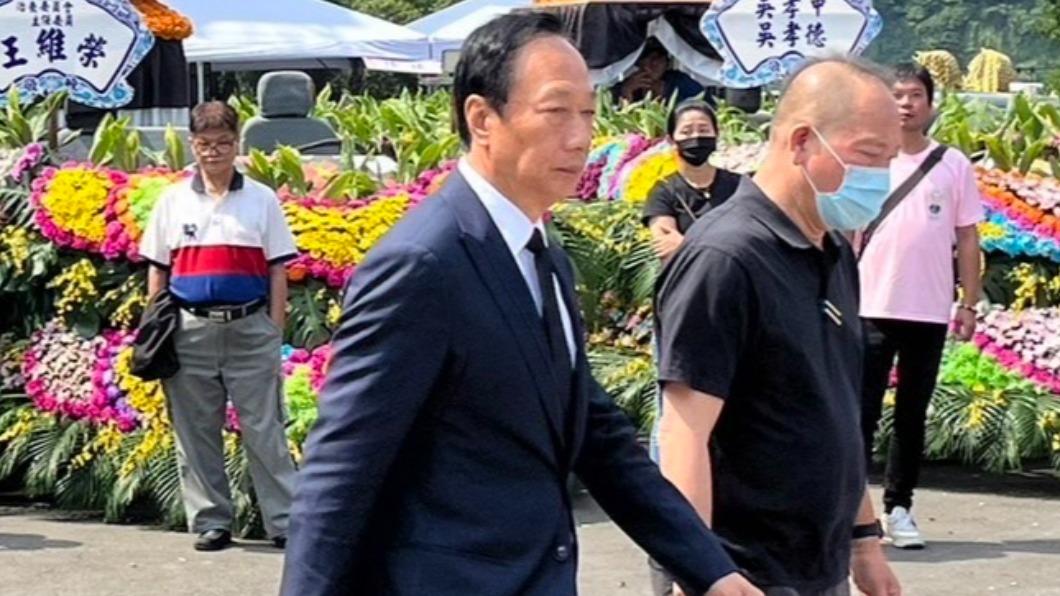政商雲集！基隆角頭母告別式　柯文哲、郭台銘親到場弔唁