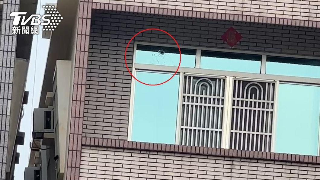 流彈波及民宅。（圖／TVBS）
