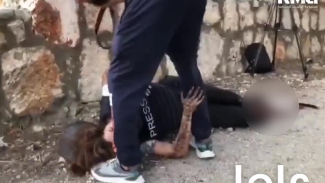 採訪以巴衝突遭砲擊!法新社女記者倒地哭喊:我感覺不到腿了