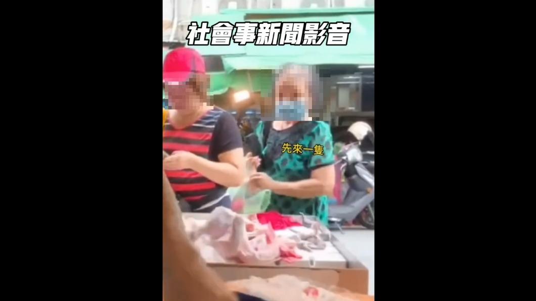 婦人偷雞翅的過程全被錄影拍下。（圖／翻攝社會事新聞影音）