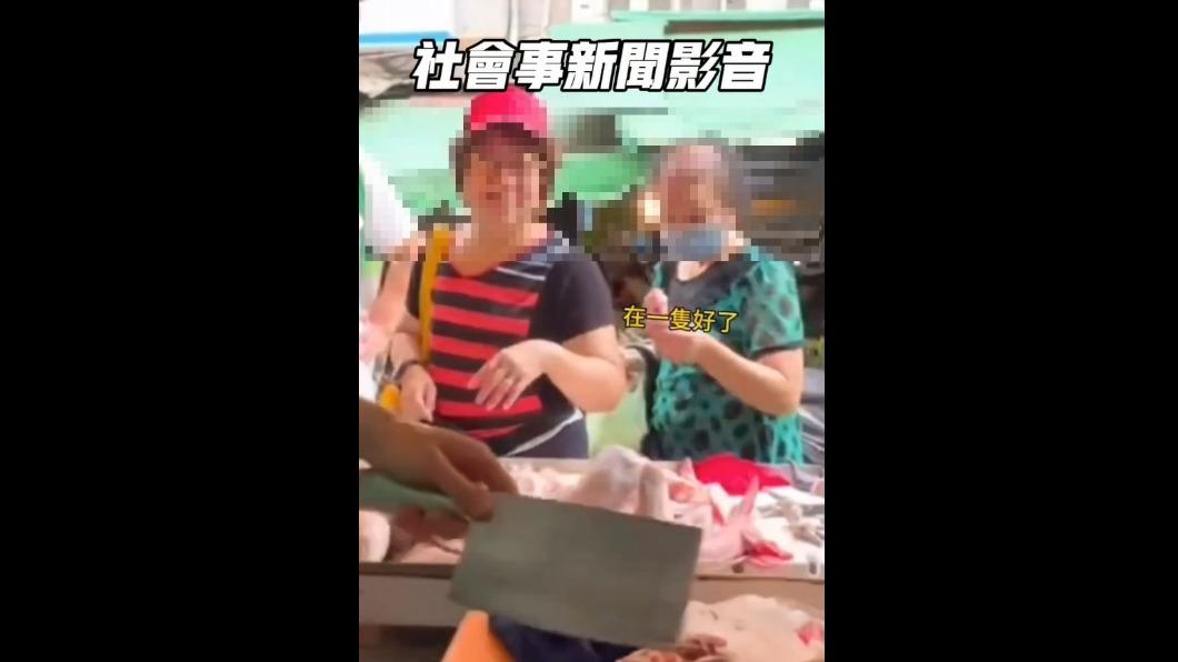 婦人再度偷走另一隻雞翅。（圖／翻攝社會事新聞影音）