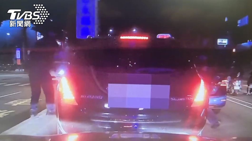 汽車停機車停等區被攔!竟連闖2紅燈擦撞多車 桃園勇警破窗搜出毒