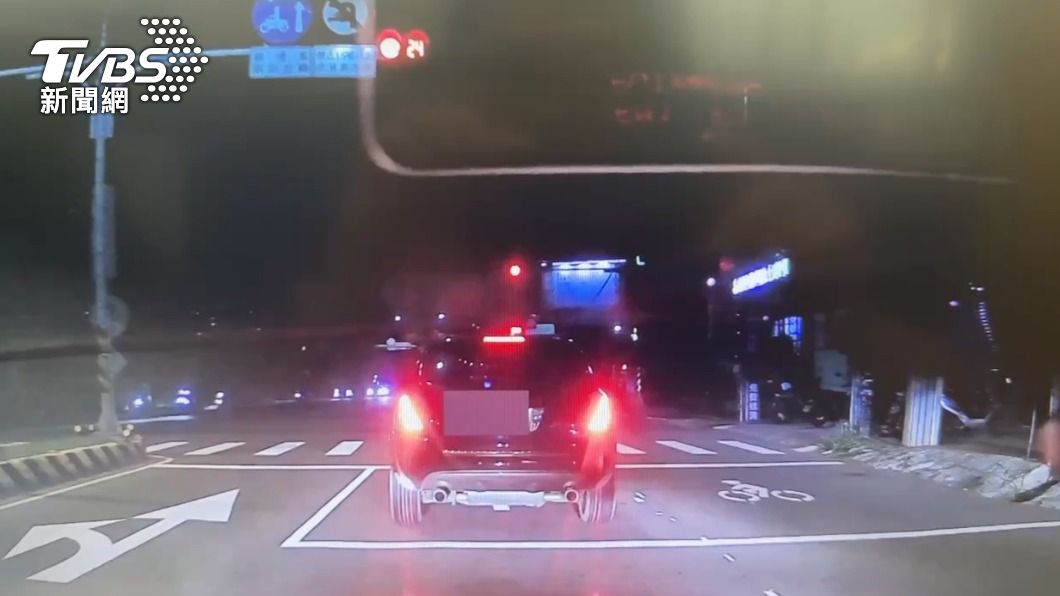 小客車違停在機車停等區。(圖/TVBS)