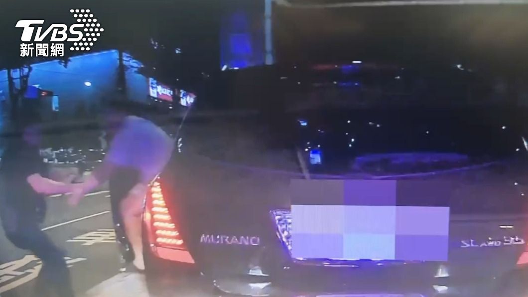 警方破窗後將駕駛拉下車。(圖/TVBS)