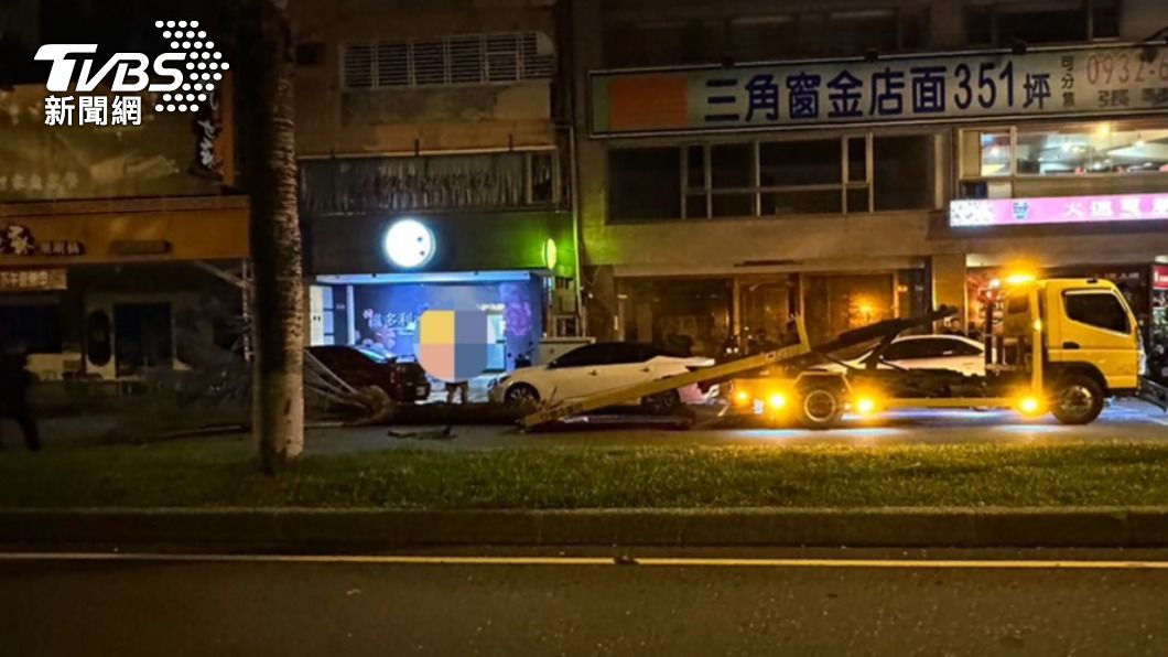大貨車迴轉時造成路邊汽車毀損。（圖／TVBS）