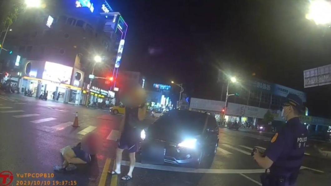貪快!駕駛「切西瓜」 行人過馬路遭撞飛