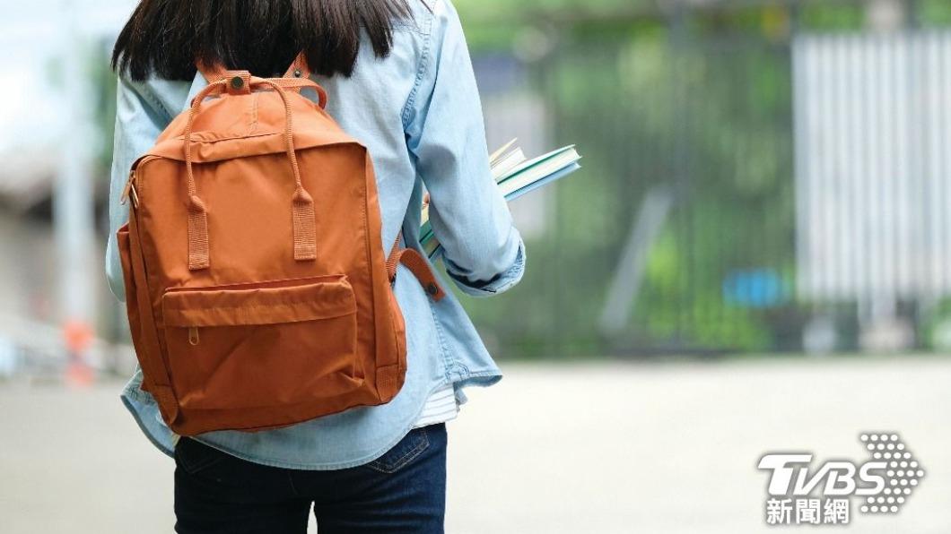 女大生半年才返鄉! 回家驚見爸「1反應」:不是親生的