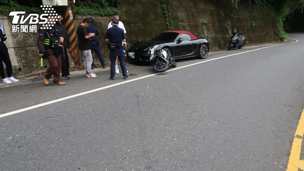 騎士過彎時自摔後又撞上保時捷跑車。(圖/TVBS)