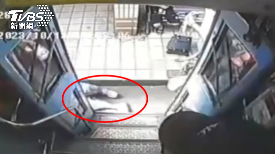 基隆公車車門突自動猛關! 婦人嚇到「往後跌落」疑腦震盪