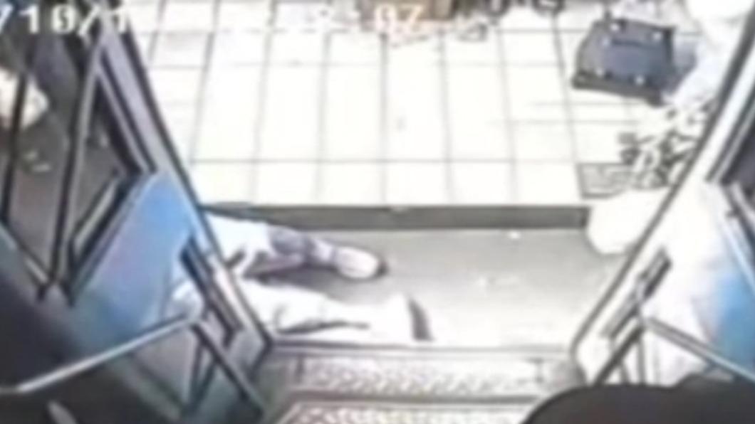 公車車門「秀逗」!婦人上車被擋 猛摔地面