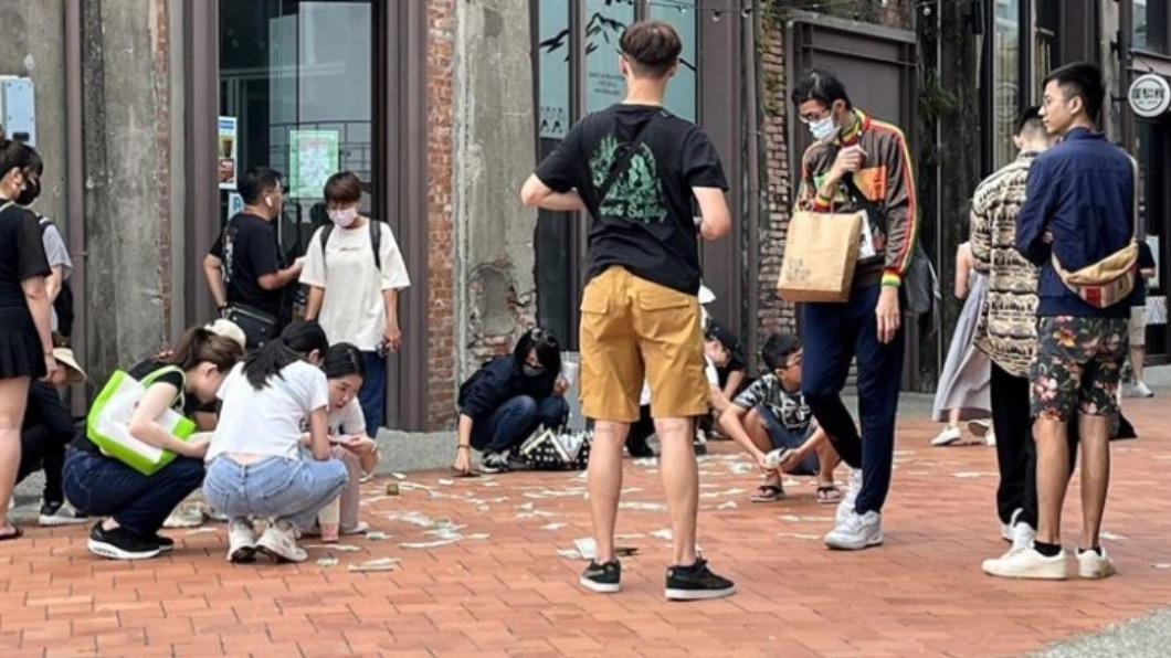 駁二特區有民眾撒下大量1元美金紙鈔,引發民眾熱議。(圖/翻攝自爆料公社)