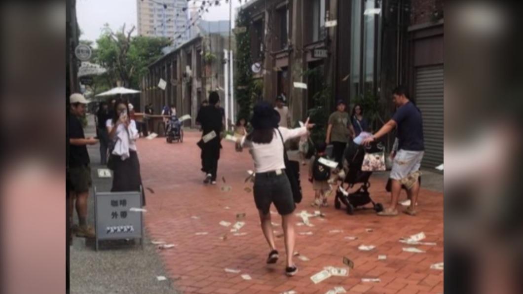 駁二特區有民眾撒下大量1元美金紙鈔。（圖／翻攝自爆料公社）