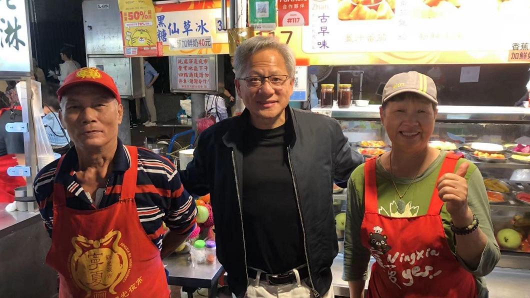 NVIDIA黃仁勳又來台灣!現身寧夏夜市 大嗑美食展超親民作風「拍照通通OK」