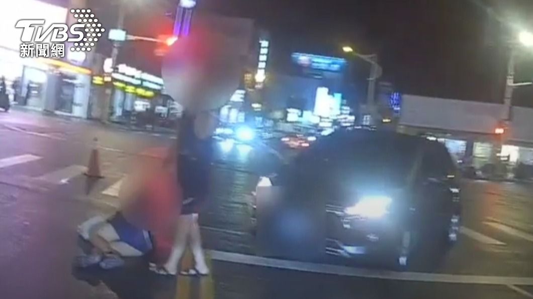行人地獄！花蓮男開車「切西瓜」提早彎　女過馬路慘遭撞飛