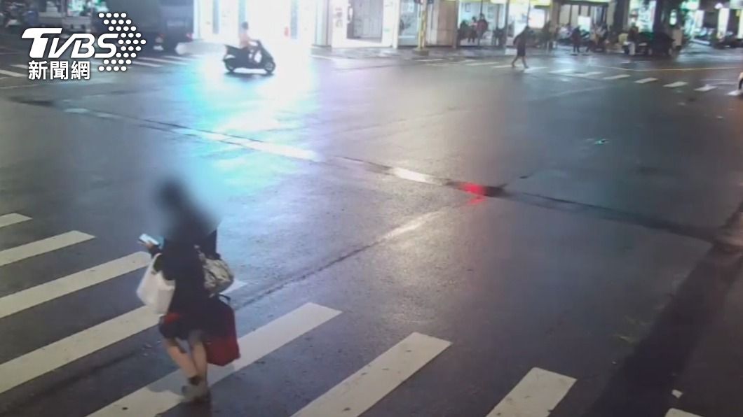 馬姓女子在過馬路時遭車撞飛。(圖/TVBS)