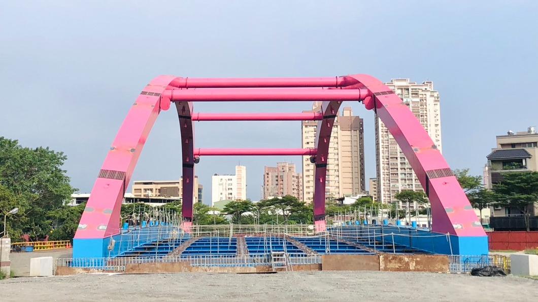 高雄龍德新路向東延伸計畫 橋梁工程吊裝完成