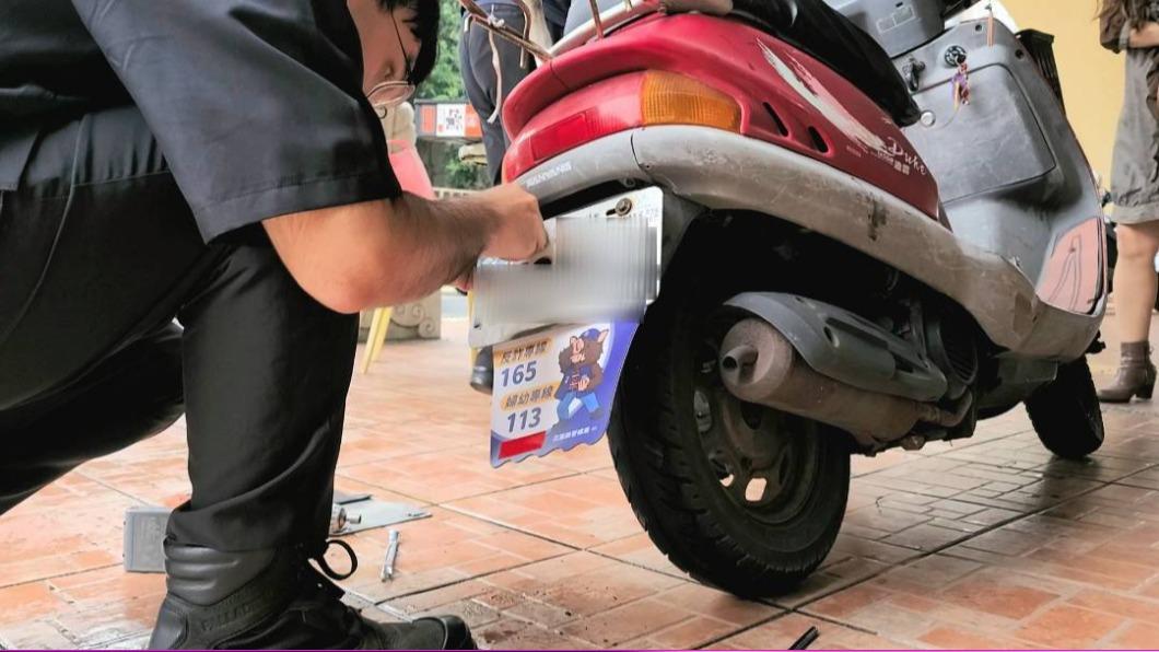 花蓮縣警察局製作400面反詐騙及婦幼安全擋泥板,並幫村里長機車裝上。(圖/TVBS)
